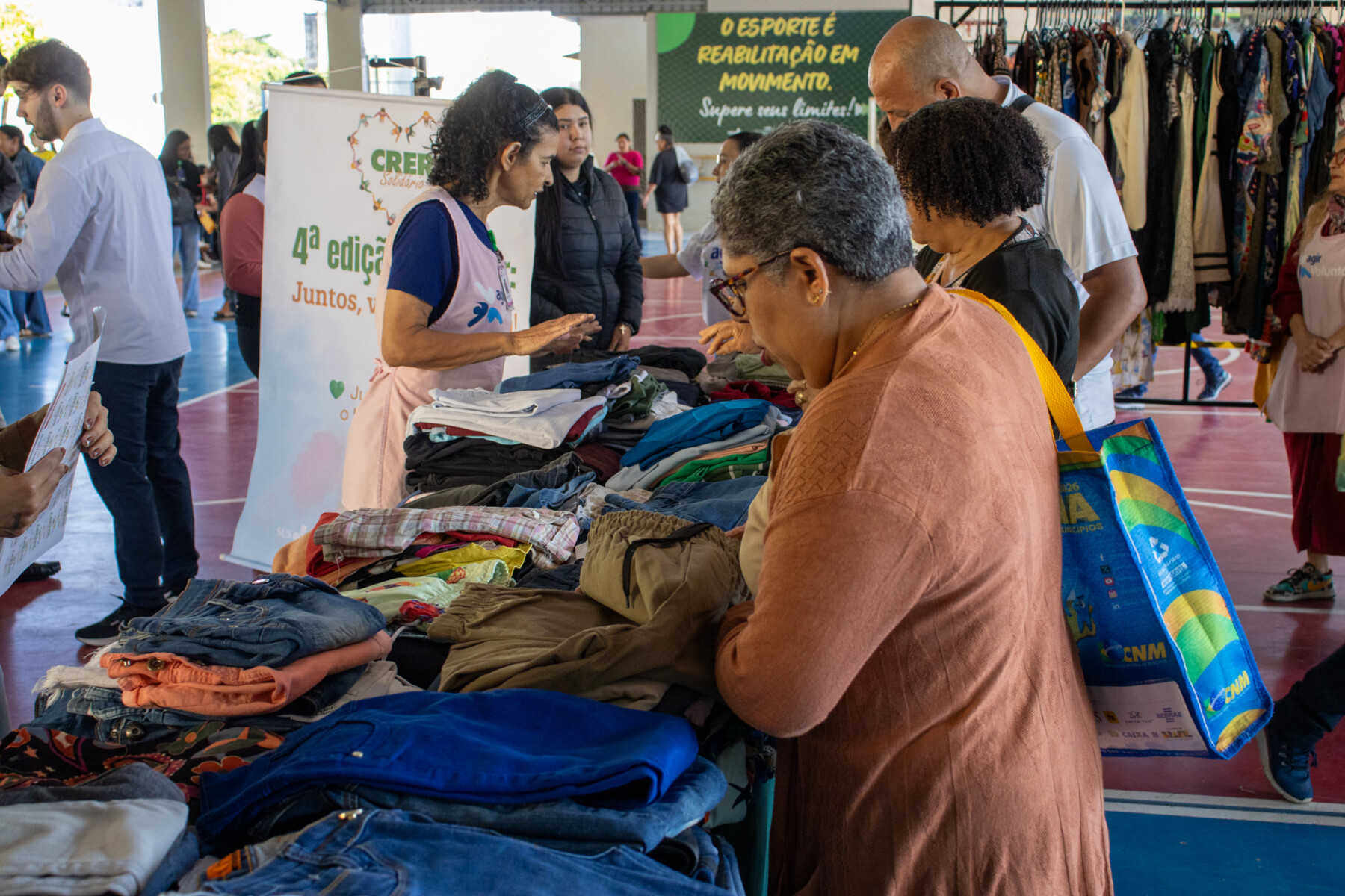 mais-de-2-mil-itens-sao-doados-na-4-edicao-do-bazar-juntos-vestimos-o-bem-do-crer